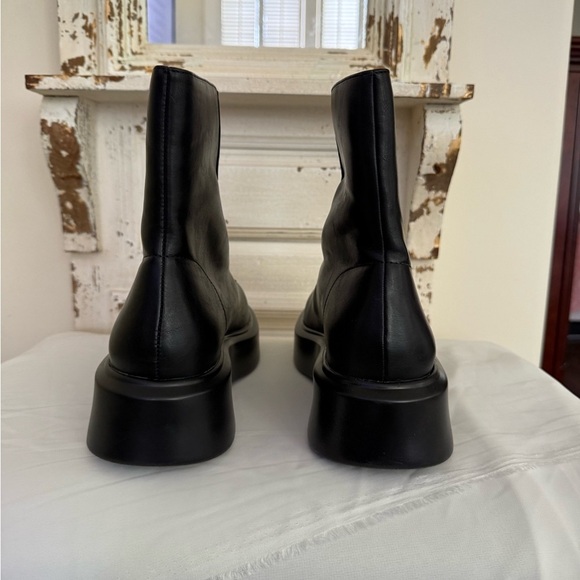 NWT Sleek Black Ankle Boots with Zipper Size 10 - Picture 7 of 9